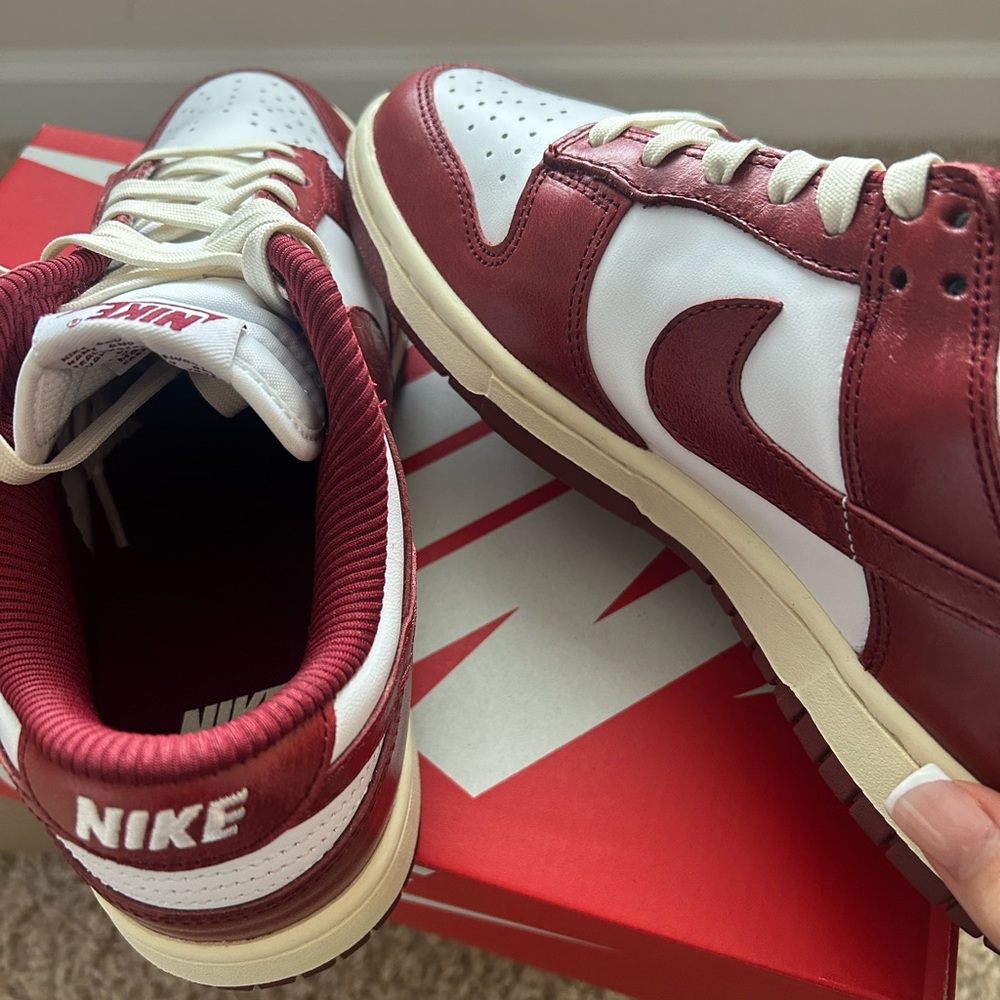 Nike - Picture 3 of 4